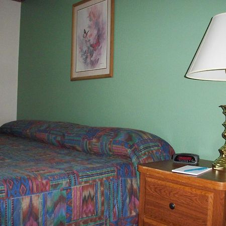 Apollo Park Executive Suites Colorado Springs Room photo