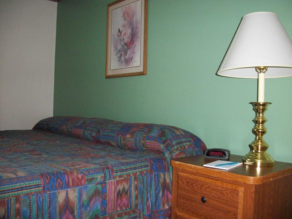 Apollo Park Executive Suites Colorado Springs Room photo